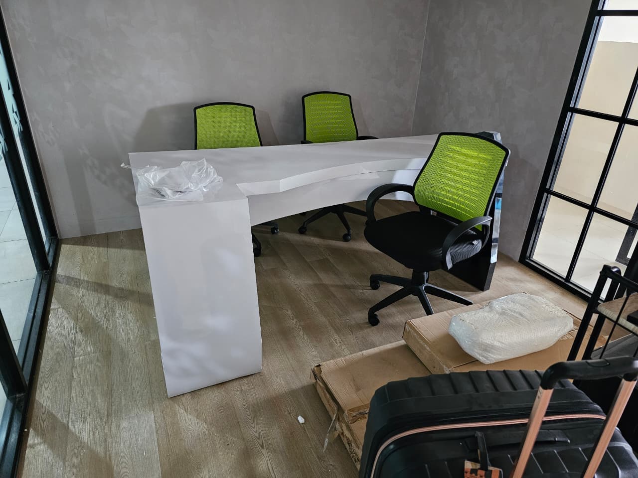 Interior Kantor Layanan Garuda Tour & Travel - Thumbnail 2