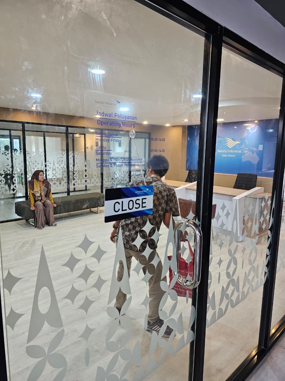 Interior Kantor Layanan Garuda Tour & Travel - Thumbnail 6