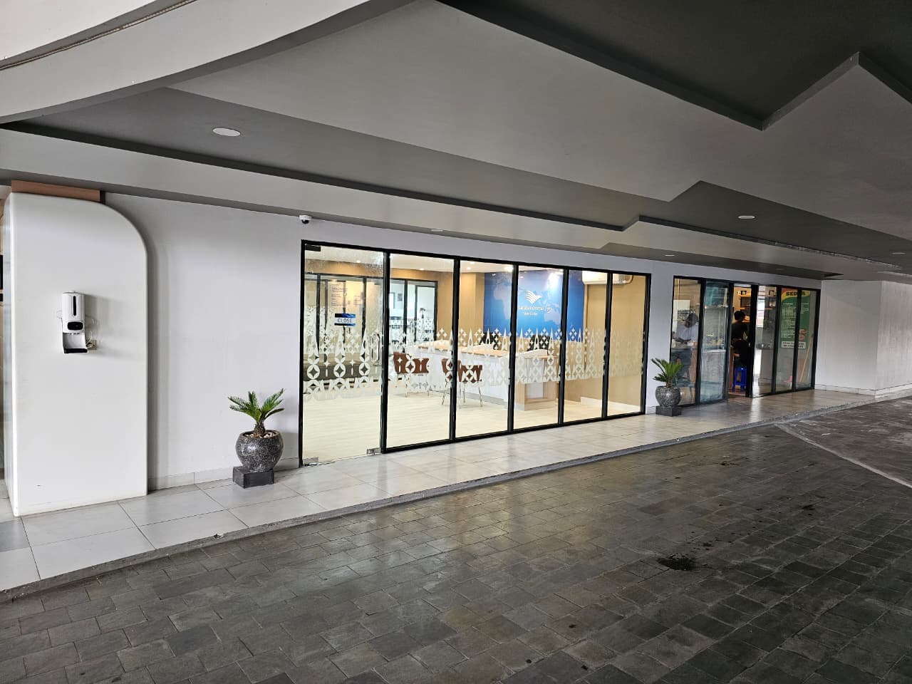 Interior Kantor Layanan Garuda Tour & Travel - Thumbnail 8