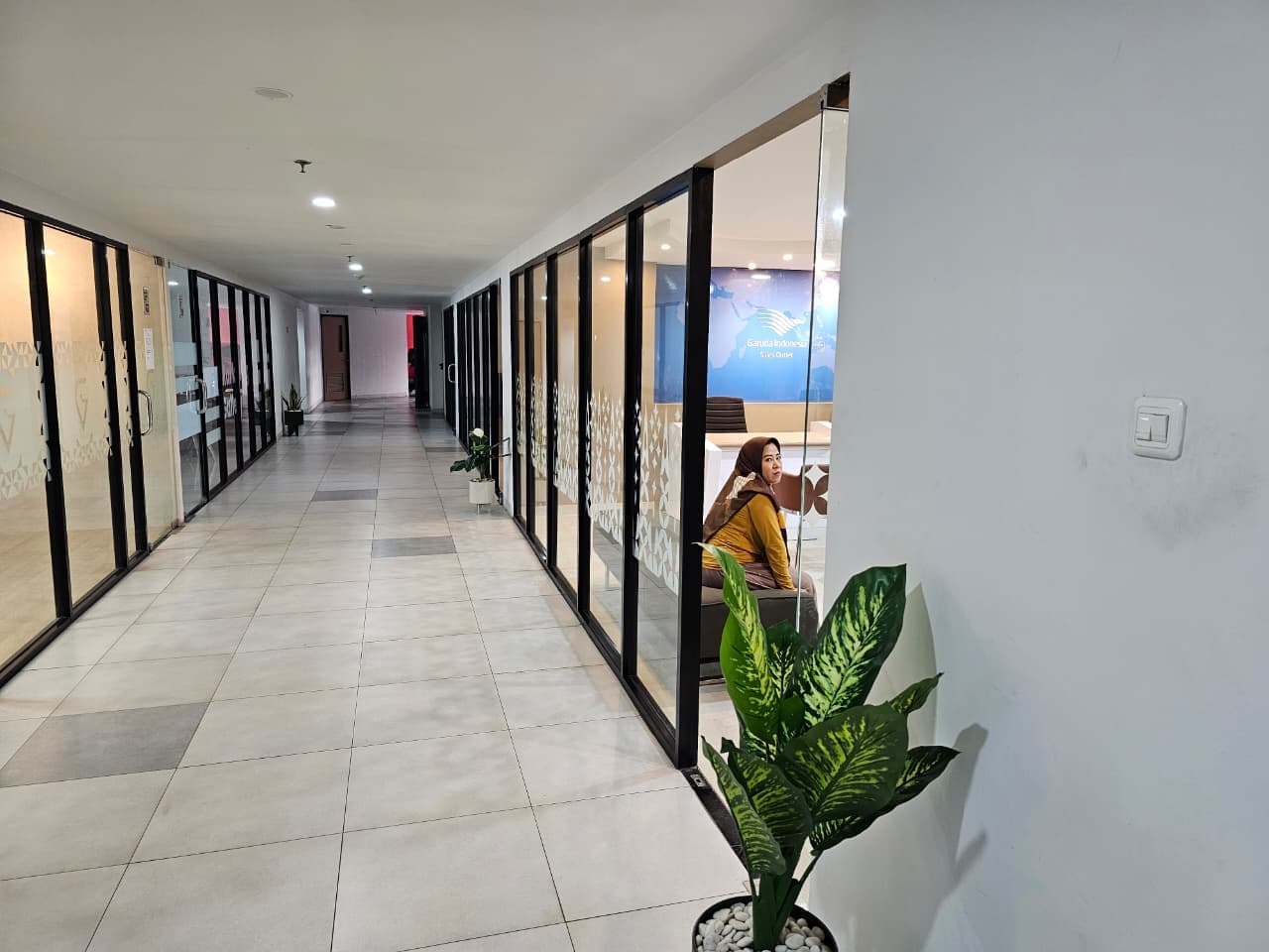 Interior Kantor Layanan Garuda Tour & Travel - Thumbnail 10