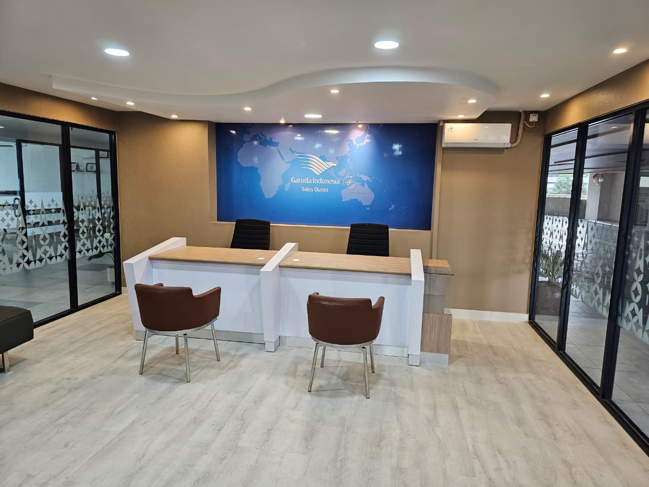 Interior Kantor Layanan Garuda Tour & Travel - Thumbnail 11