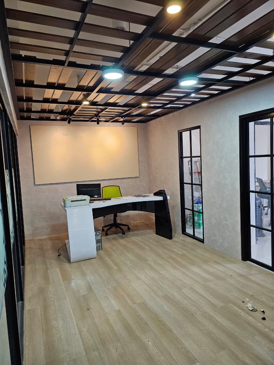 Interior Kantor Layanan Garuda Tour & Travel - Thumbnail 15