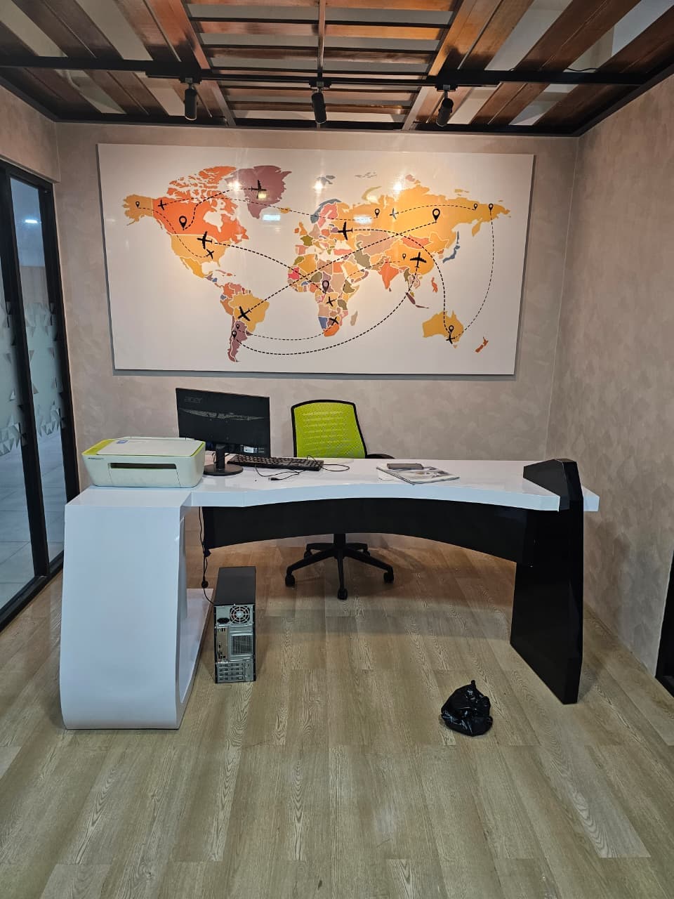 Interior Kantor Layanan Garuda Tour & Travel - Thumbnail 17