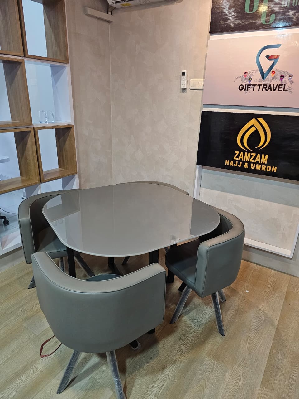 Interior Kantor Layanan Garuda Tour & Travel - Thumbnail 19