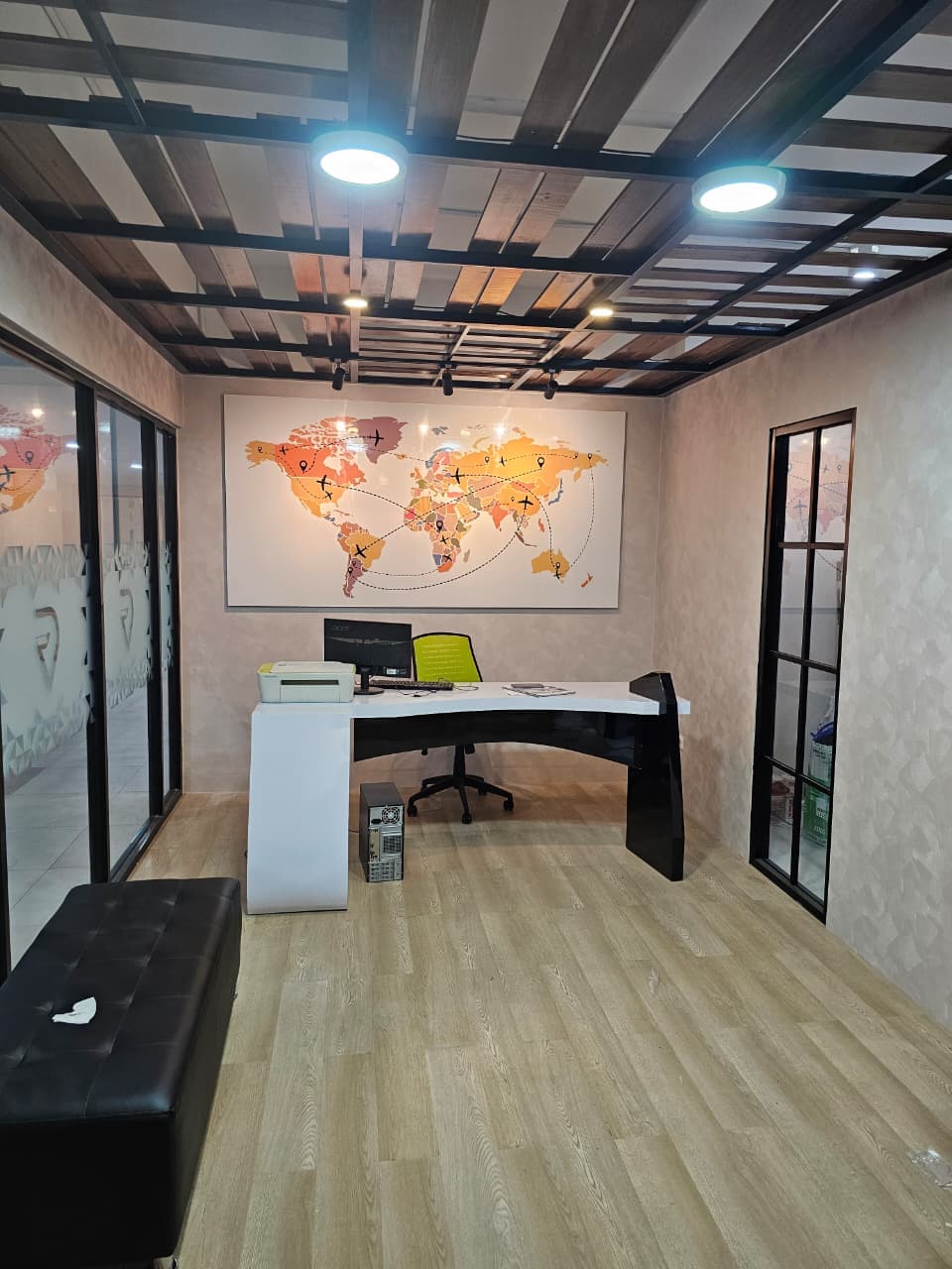 Interior Kantor Layanan Garuda Tour & Travel - Thumbnail 21