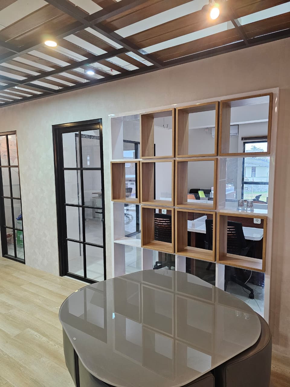Interior Kantor Layanan Garuda Tour & Travel - Thumbnail 23